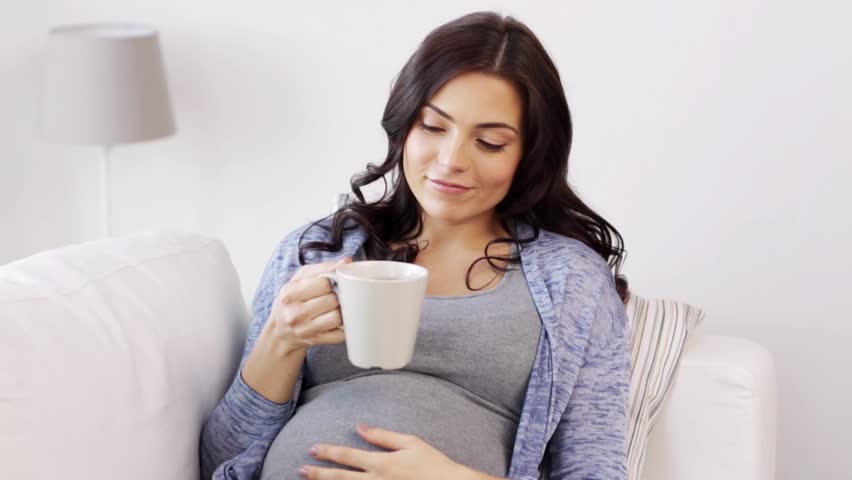 Ibu hamil mengonsumsi kopi